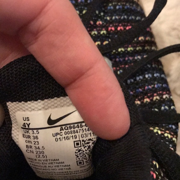 Girls Nike running shoes - Picture 4 of 4